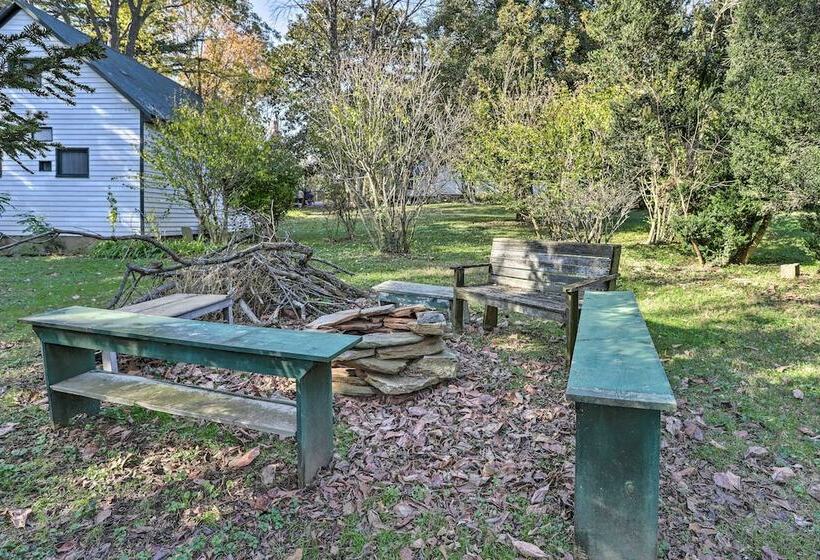 Historic Warrenton Home W/ Patio & Hot Tub!