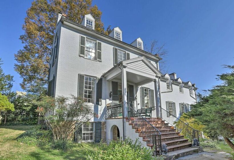 Historic Warrenton Home W/ Patio & Hot Tub!