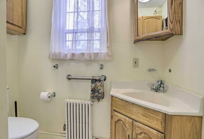 Historic Warrenton Home W/ Patio & Hot Tub!