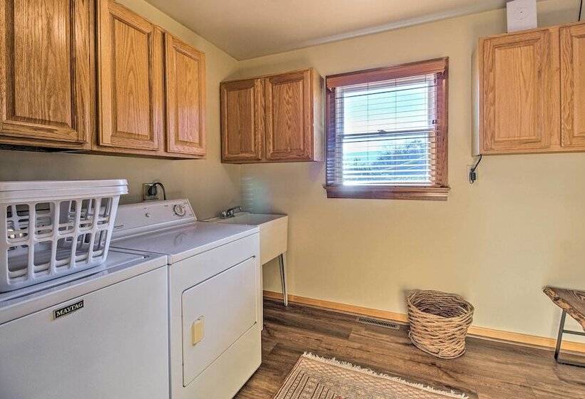 Home W/ Hot Tub Near Shenandoah Nat L Park!