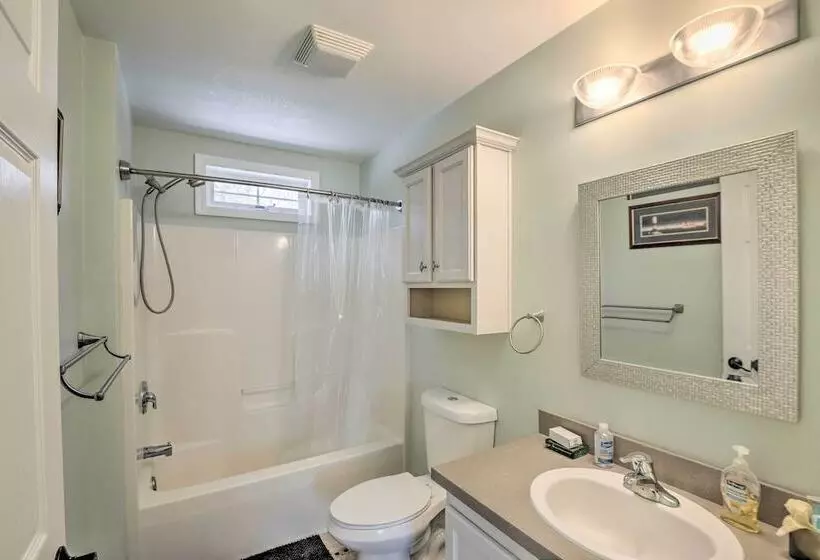 Idyllic Washington Retreat W/ Fire Pit & Yard