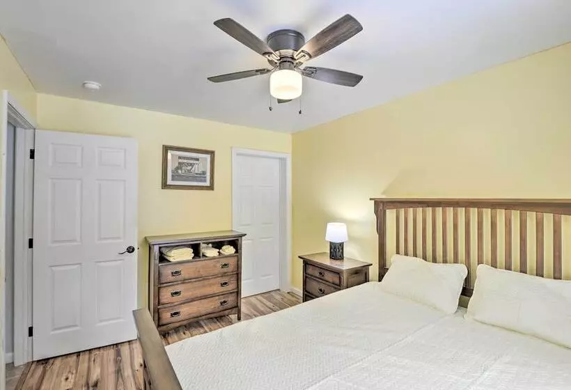 Idyllic Washington Retreat W/ Fire Pit & Yard