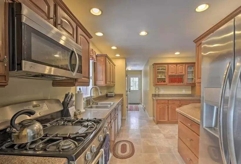 Idyllic Washington Retreat W/ Fire Pit & Yard