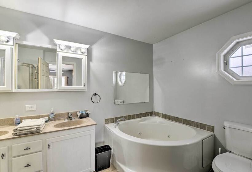 Idyllic Washington Retreat W/ Fire Pit & Yard