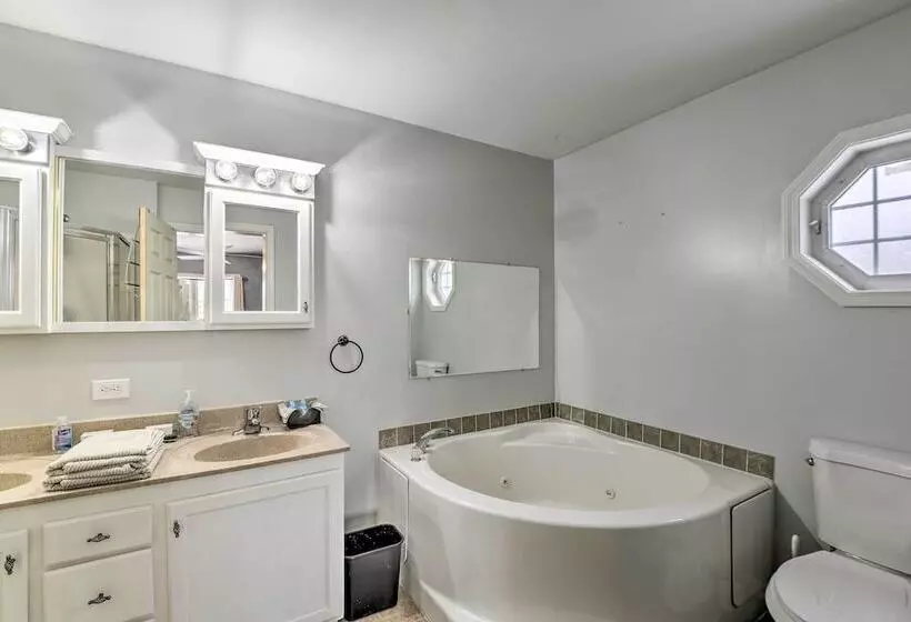 Idyllic Washington Retreat W/ Fire Pit & Yard