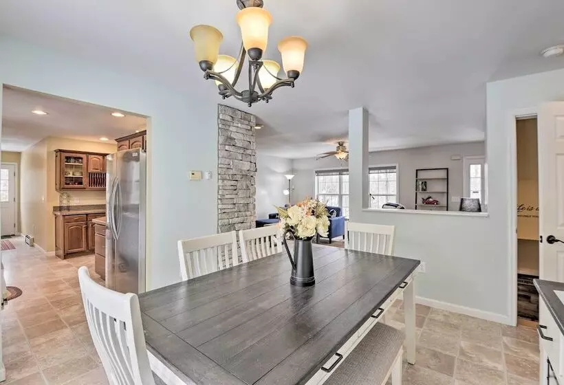 Idyllic Washington Retreat W/ Fire Pit & Yard