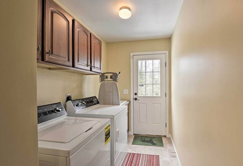 Idyllic Washington Retreat W/ Fire Pit & Yard