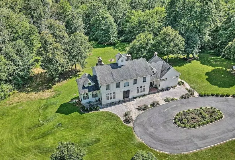 Luxurious Beallsville Retreat: Near Vineyards