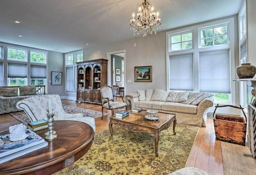 Luxurious Beallsville Retreat: Near Vineyards