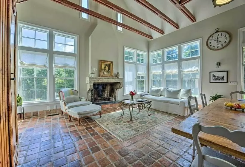 Luxurious Beallsville Retreat: Near Vineyards