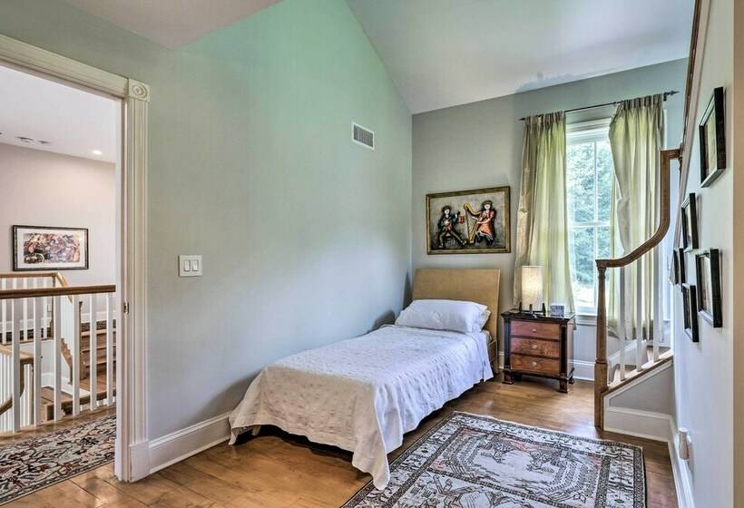 Luxurious Beallsville Retreat: Near Vineyards