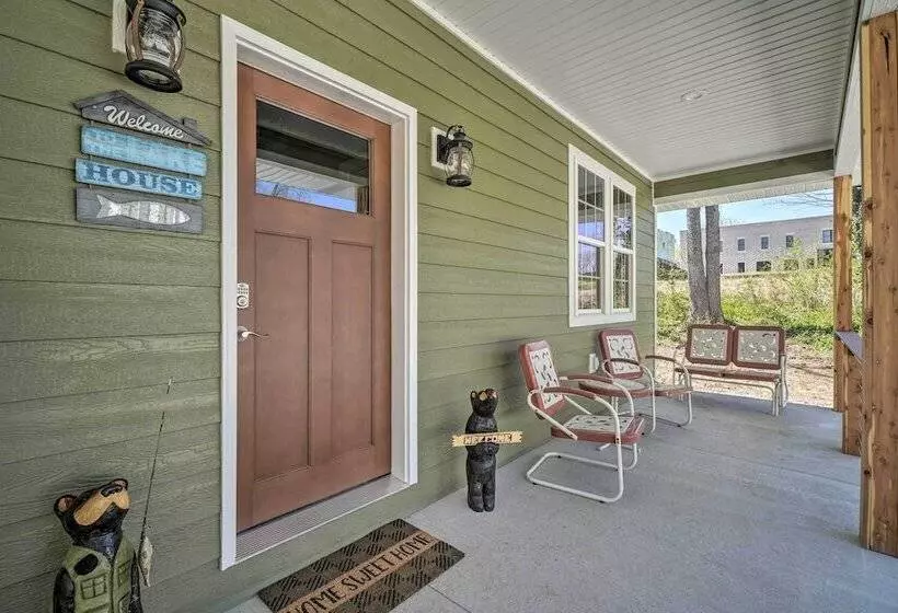 Modern Retreat W/ Deck: Walk To White River!