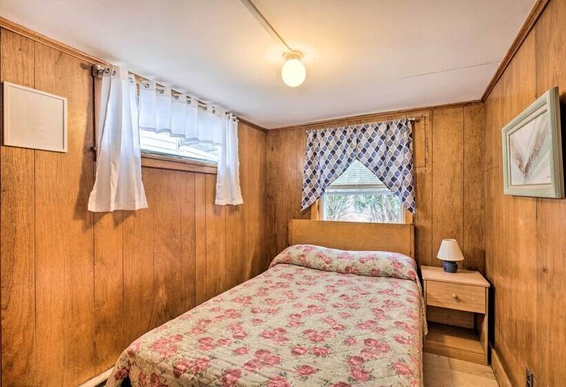 No Frills Hampton Cottage   Steps To Beach!