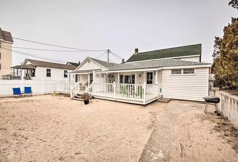 No Frills Hampton Cottage   Steps To Beach!