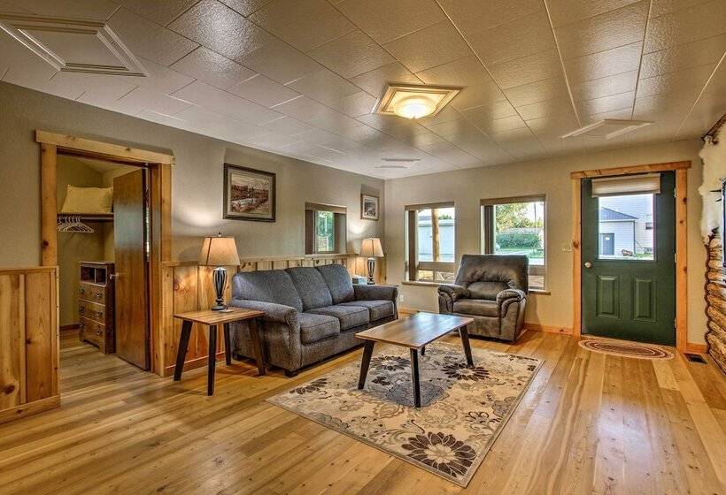 Pet Friendly Augusta Cabin   Walk To Main Street!