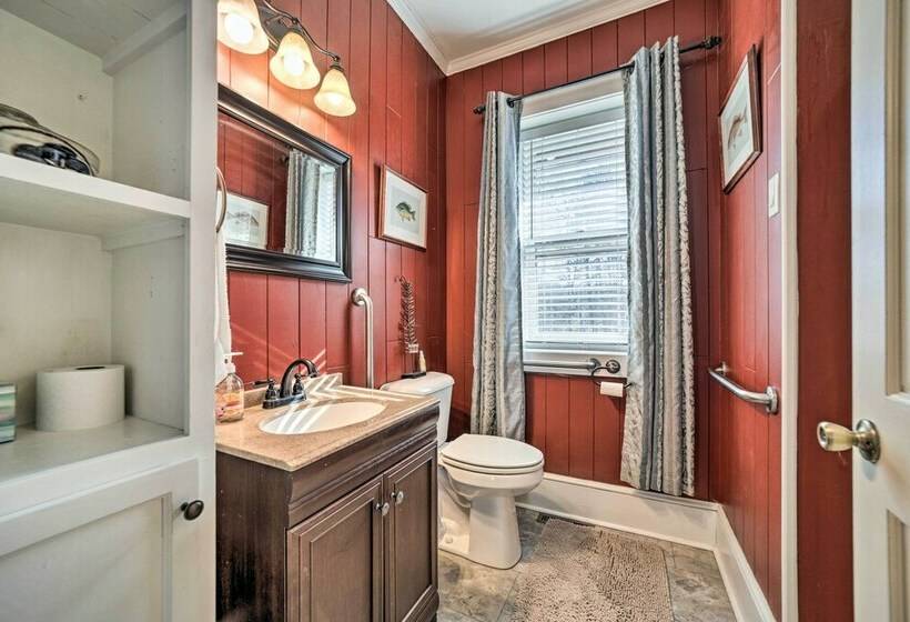 Quaint Home W/ Porch In Downtown Waynesville!