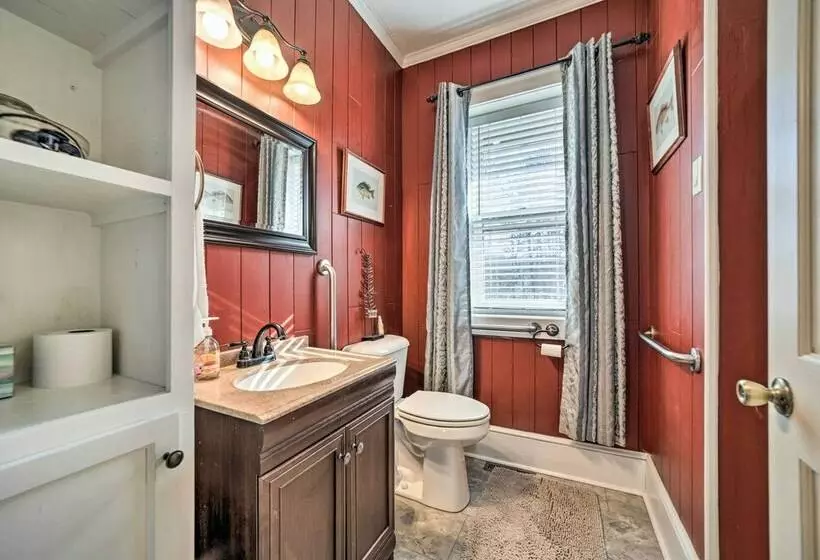 Quaint Home W/ Porch In Downtown Waynesville!