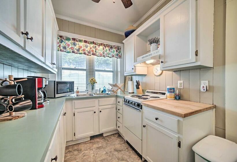 Quaint Home W/ Porch In Downtown Waynesville!