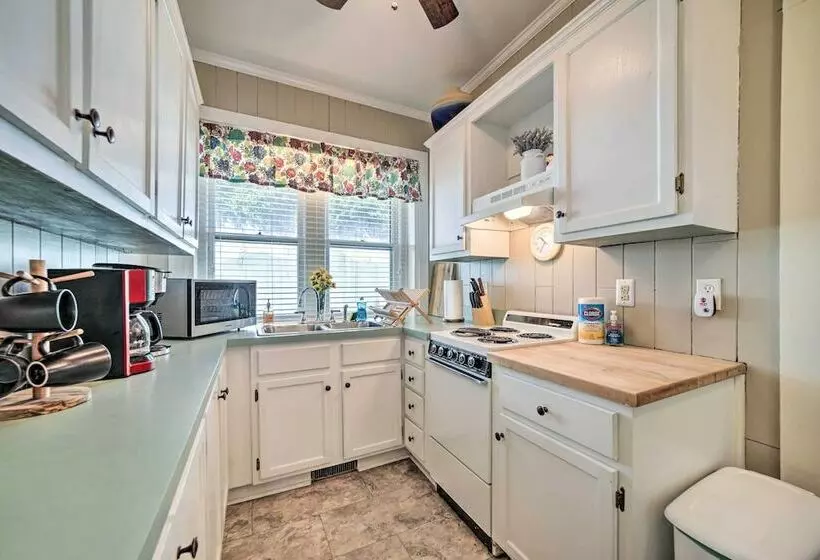 Quaint Home W/ Porch In Downtown Waynesville!