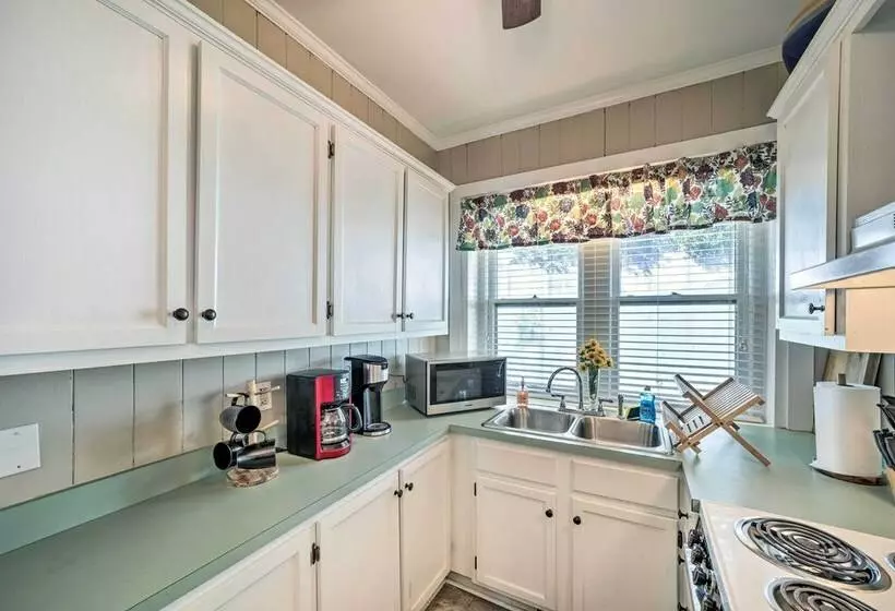 Quaint Home W/ Porch In Downtown Waynesville!