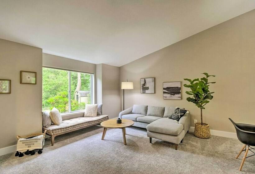 Quaint Northwestern Home W/ Beach Access!