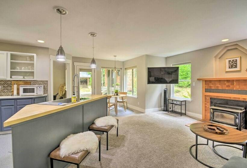 Quaint Northwestern Home W/ Beach Access!