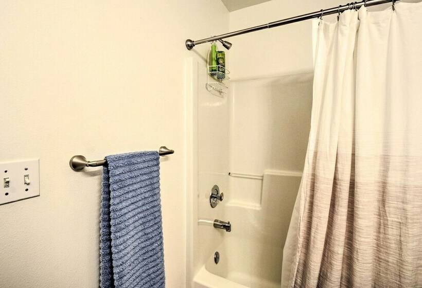 Quaint Northwestern Home W/ Beach Access!