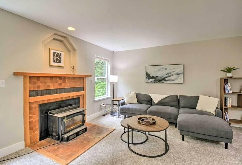 Quaint Northwestern Home W/ Beach Access!