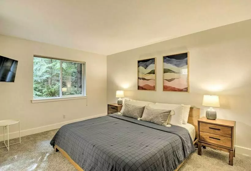 Quaint Northwestern Home W/ Beach Access!