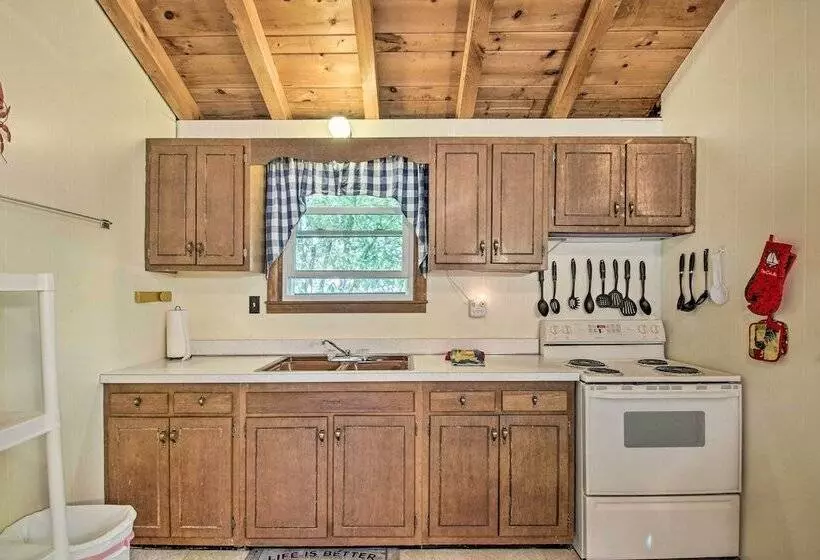 Raymond Retreat W/ 200 Feet Of Private Beach!