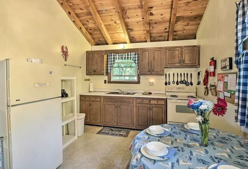 Raymond Retreat W/ 200 Feet Of Private Beach!