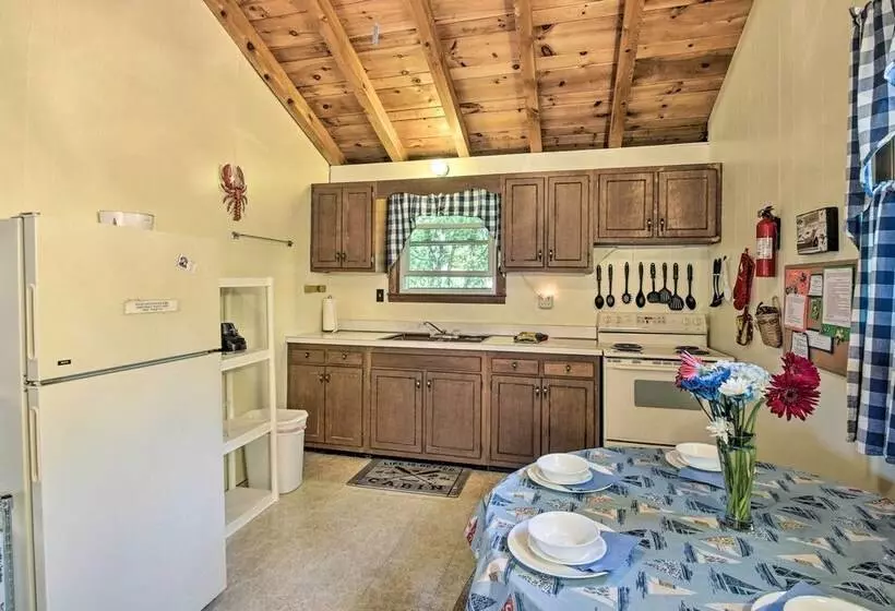 Raymond Retreat W/ 200 Feet Of Private Beach!