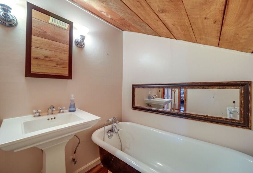 Restored Candler Log Cabin W/ Private Office!