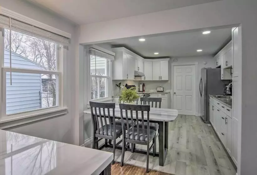 Serene Buffalo Dwelling W/ Backyard Bbq Patio