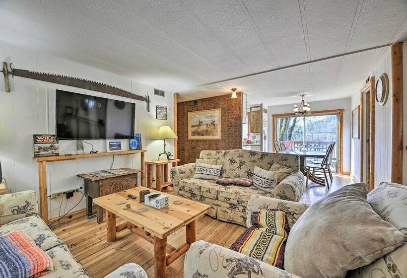 Singlestory Grants Pass Home W/ Fire Pit!