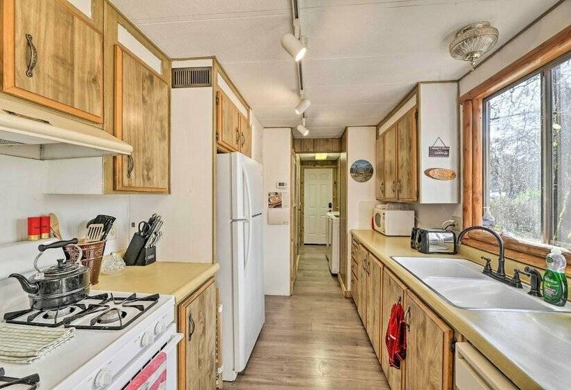 Singlestory Grants Pass Home W/ Fire Pit!