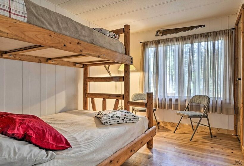 Singlestory Grants Pass Home W/ Fire Pit!