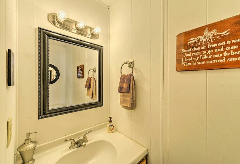 Singlestory Grants Pass Home W/ Fire Pit!