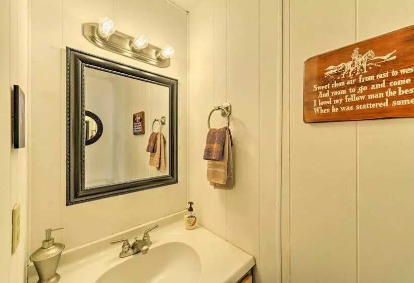 Singlestory Grants Pass Home W/ Fire Pit!