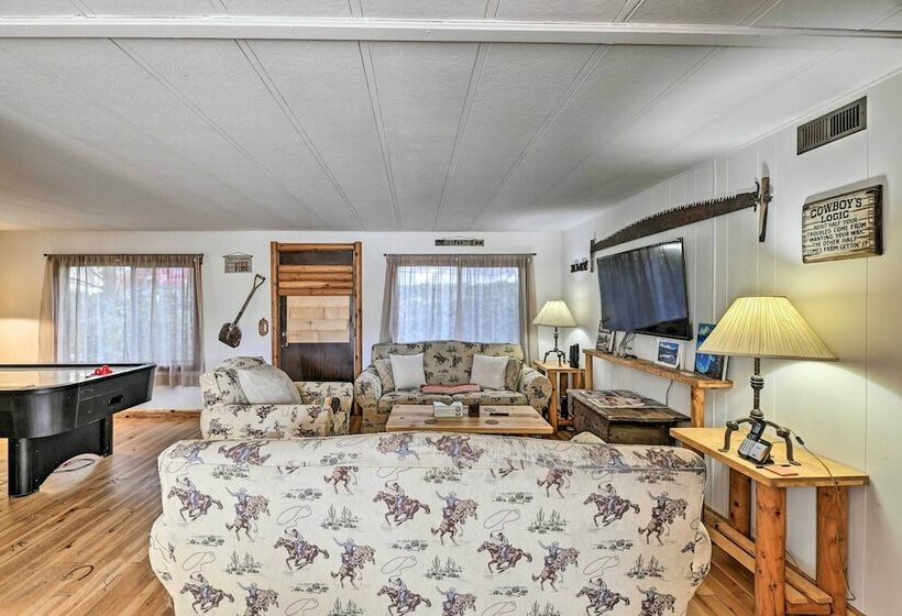 Singlestory Grants Pass Home W/ Fire Pit!