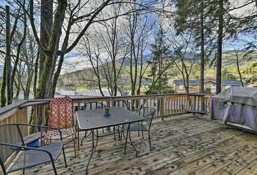 Singlestory Grants Pass Home W/ Fire Pit!