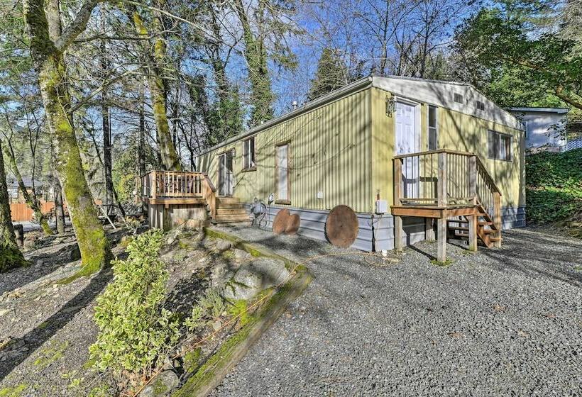 Singlestory Grants Pass Home W/ Fire Pit!