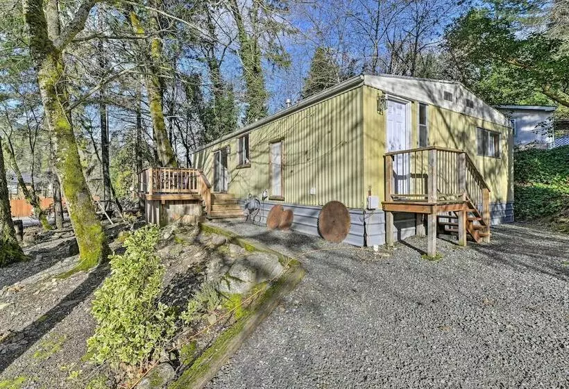 Singlestory Grants Pass Home W/ Fire Pit!