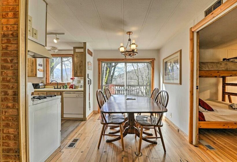 Singlestory Grants Pass Home W/ Fire Pit!