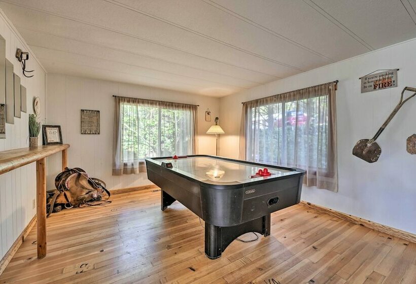 Singlestory Grants Pass Home W/ Fire Pit!