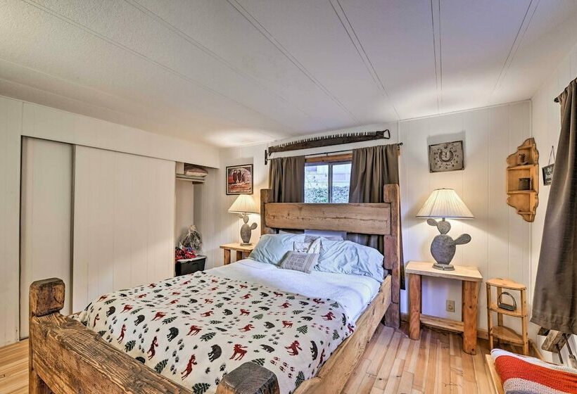 Singlestory Grants Pass Home W/ Fire Pit!