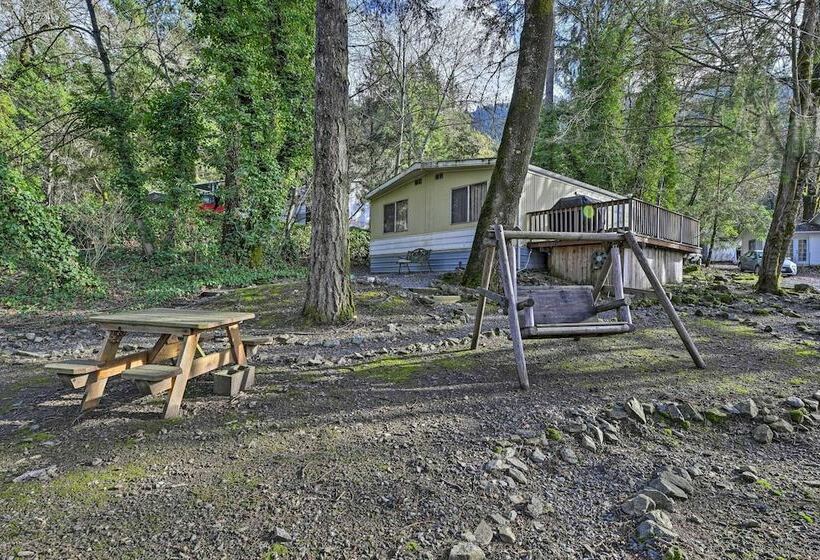 Singlestory Grants Pass Home W/ Fire Pit!