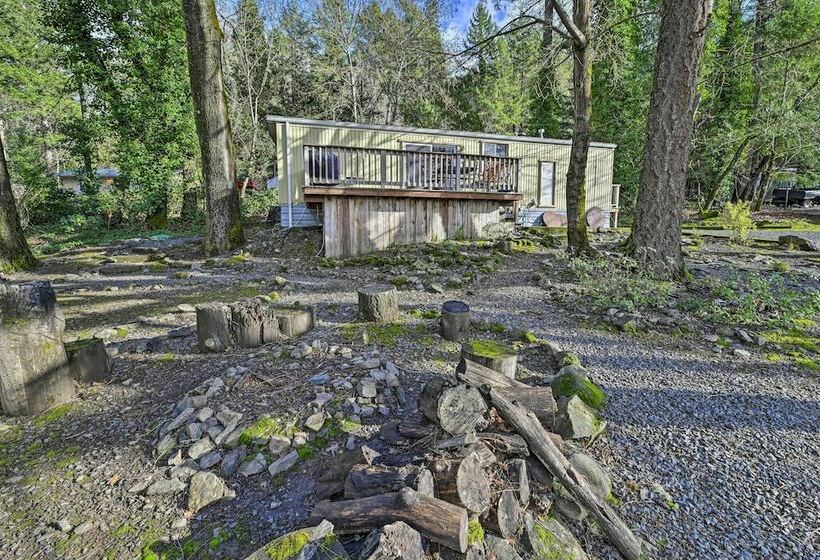 Singlestory Grants Pass Home W/ Fire Pit!