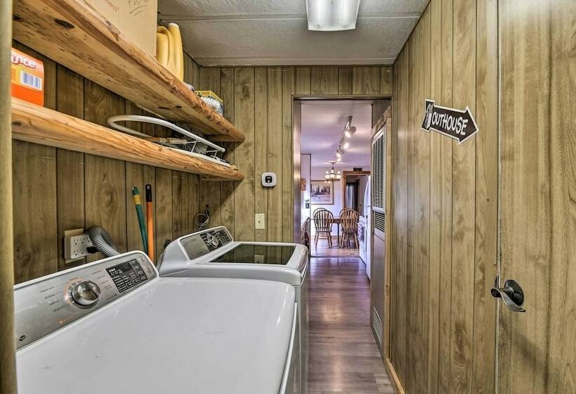 Singlestory Grants Pass Home W/ Fire Pit!