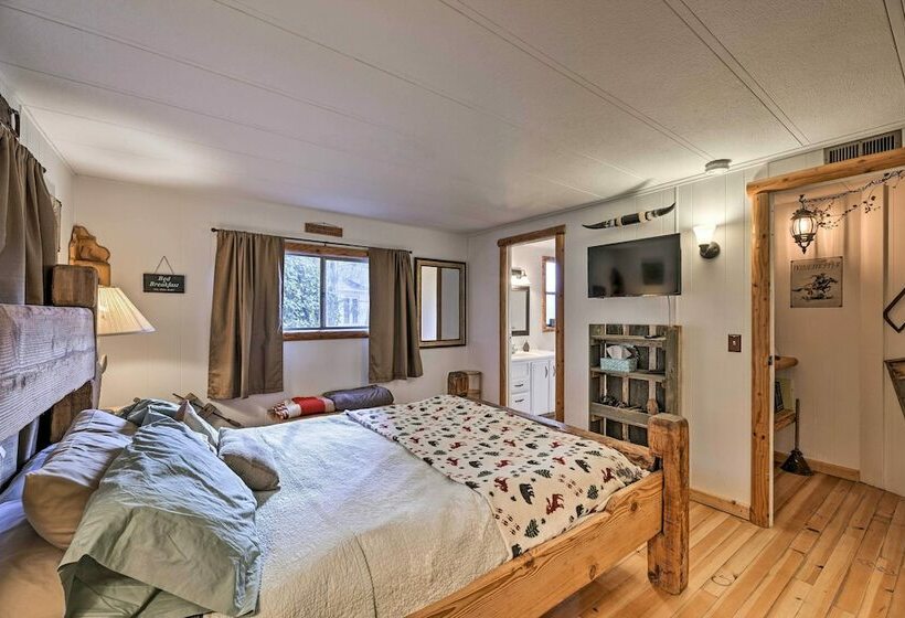 Singlestory Grants Pass Home W/ Fire Pit!